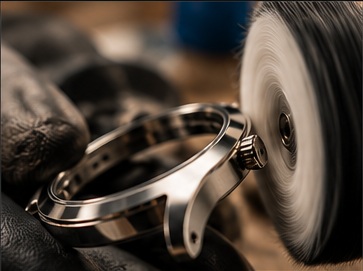 Dettaglio della cassa di un orologio in lavorazione